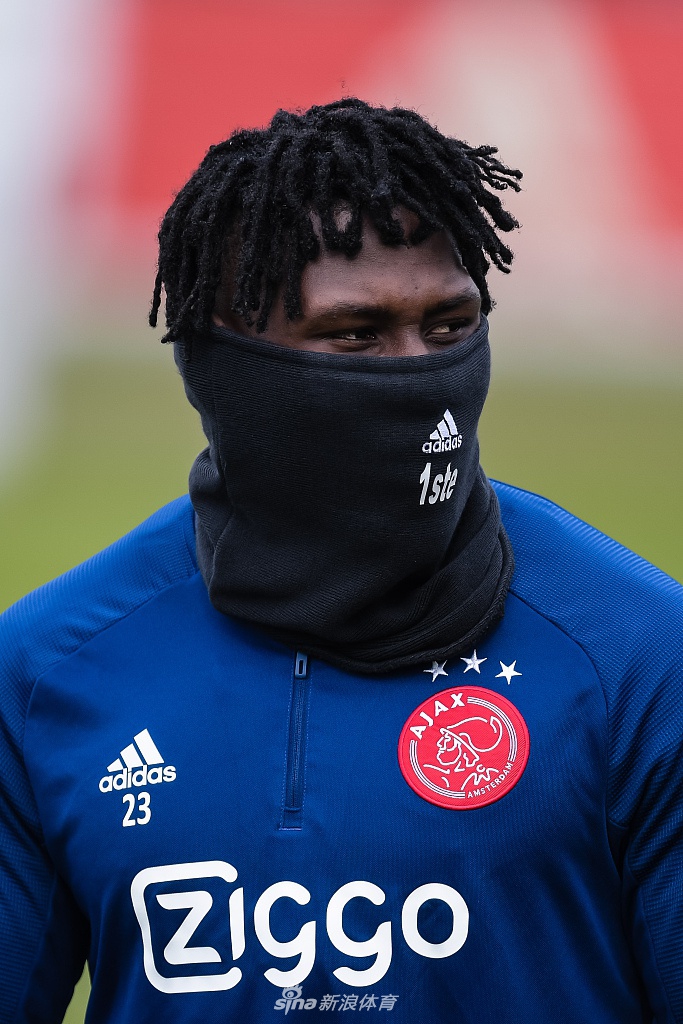 赛前体能课后；阿贾克斯迎来里程碑备战欧联；目标明确；轮换策略成焦点的简单介绍