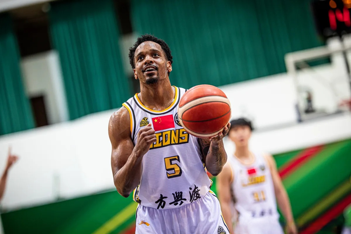 赛前广厦男篮调整名单以备中超，主帅复盘环节打磨，质疑声仍在，赛程密集仍需轮换的简单介绍