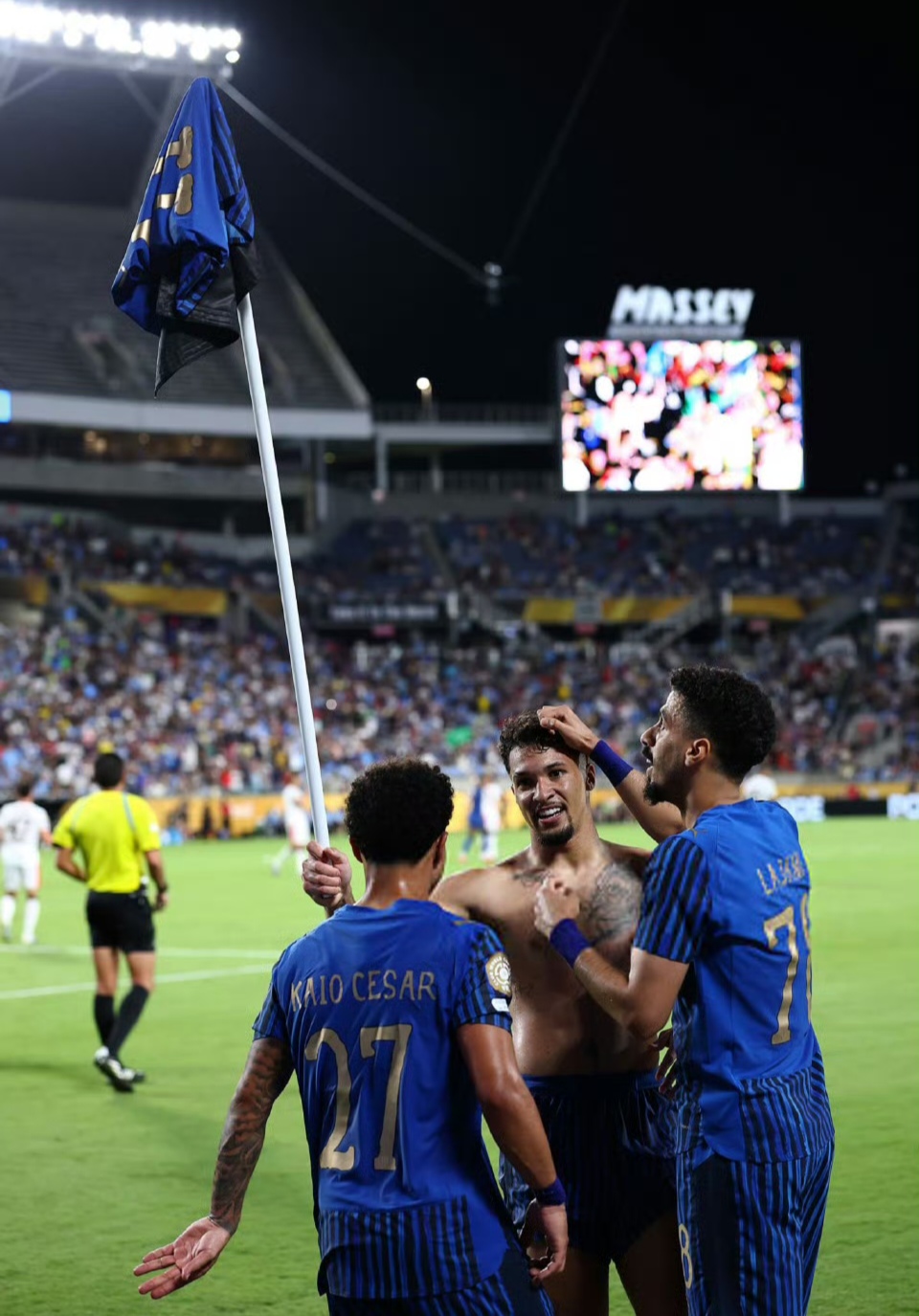 今晨突围战来临，皇家社会围绕西甲再遭质疑，球迷炸锅，年轻球员得到机会 