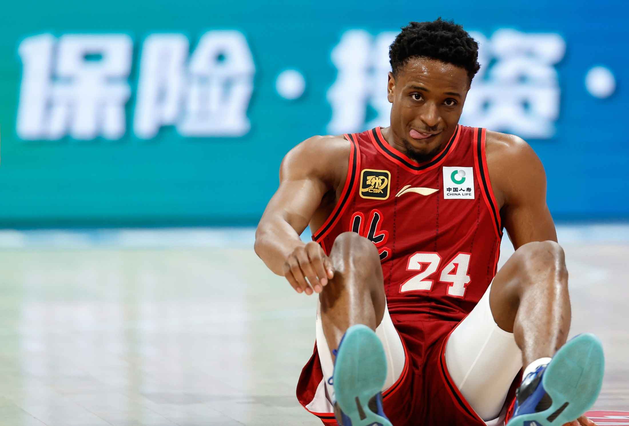 清晨体能课后，里昂复出首秀备战意甲，悬念犹存，年轻球员得到机会(巴黎圣日尔曼4比1里昂)